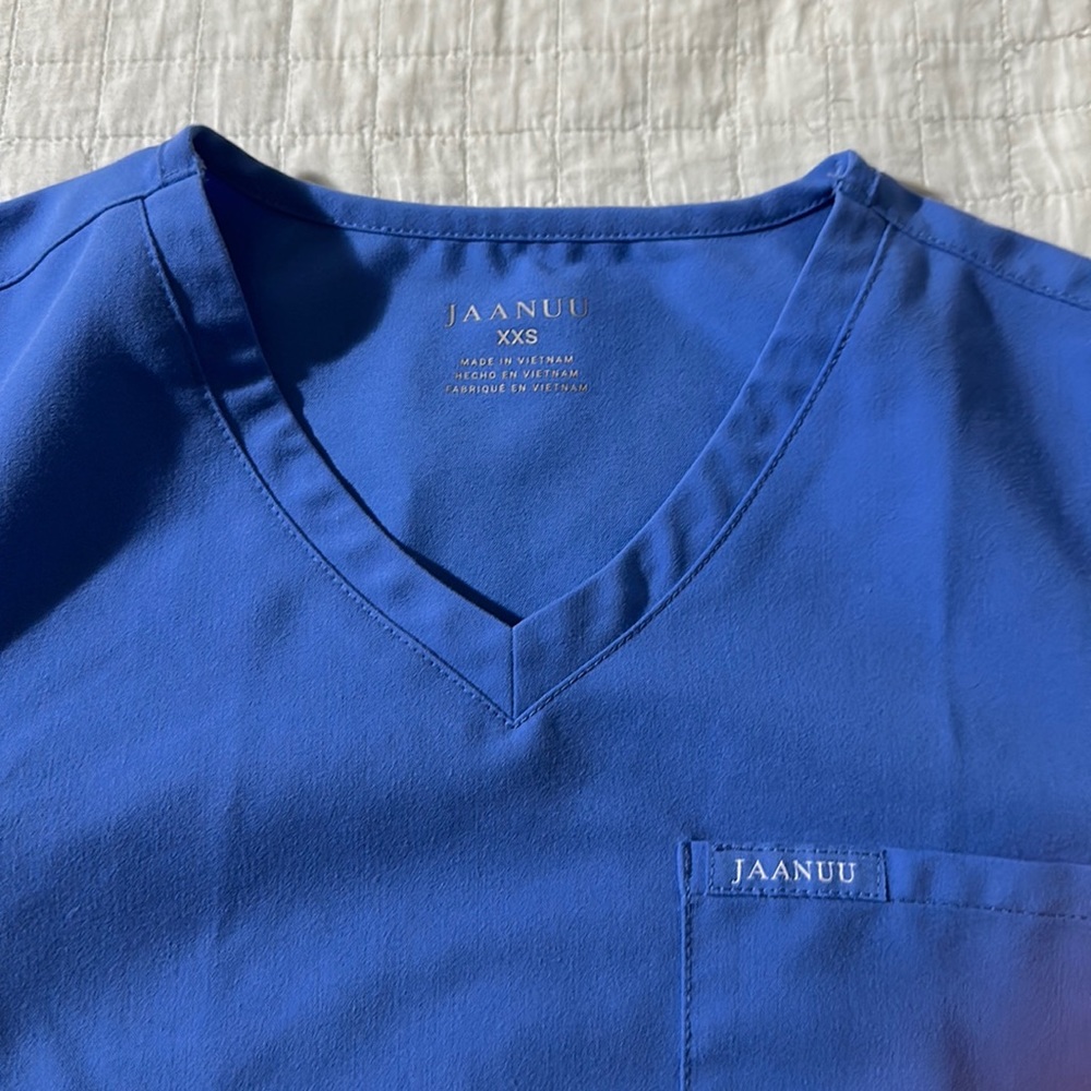 Jaanuu scrub top